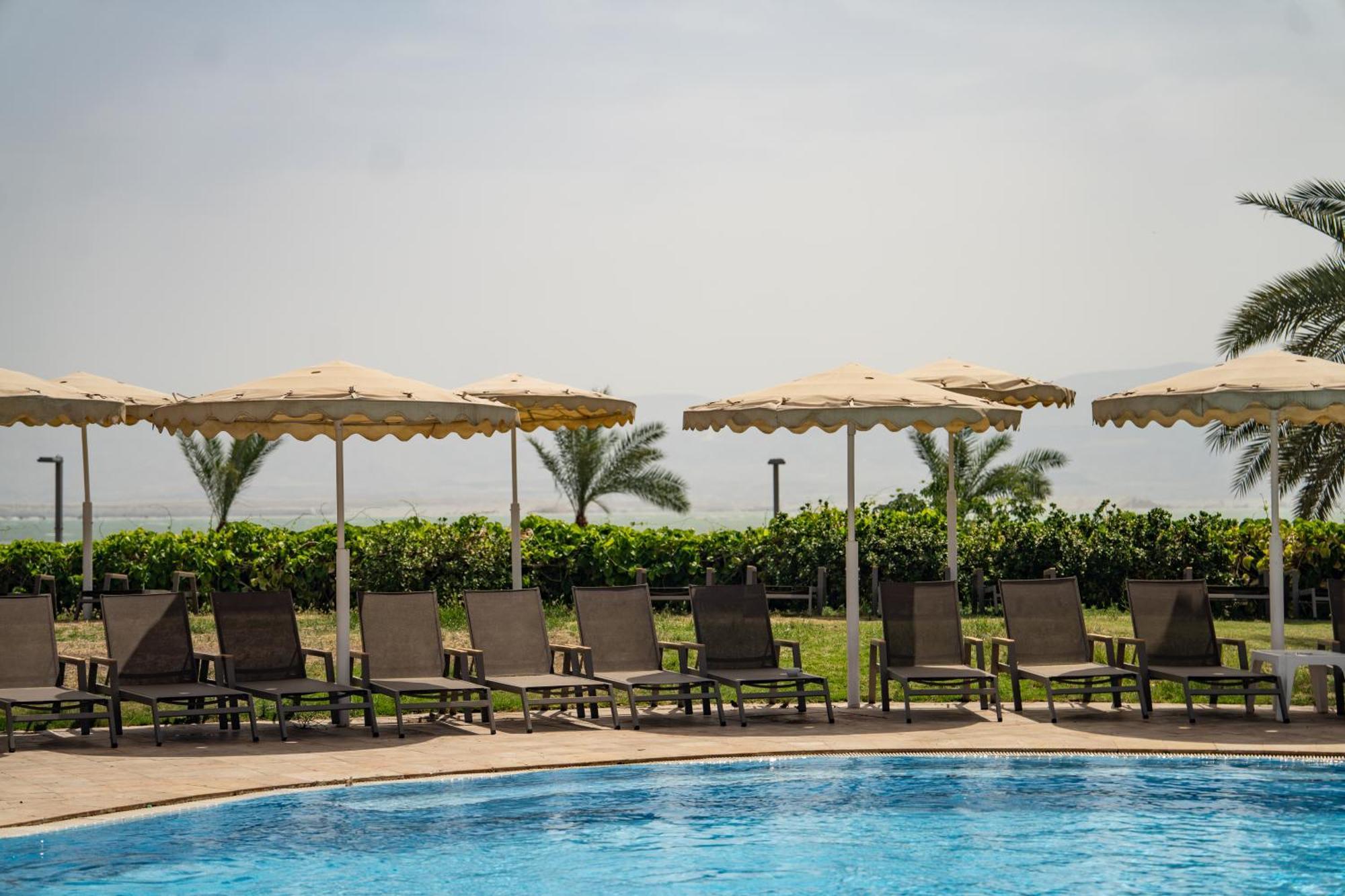 David Dead Sea Resort & Spa Ein Bokek Dış mekan fotoğraf The pool at the Dead Sea