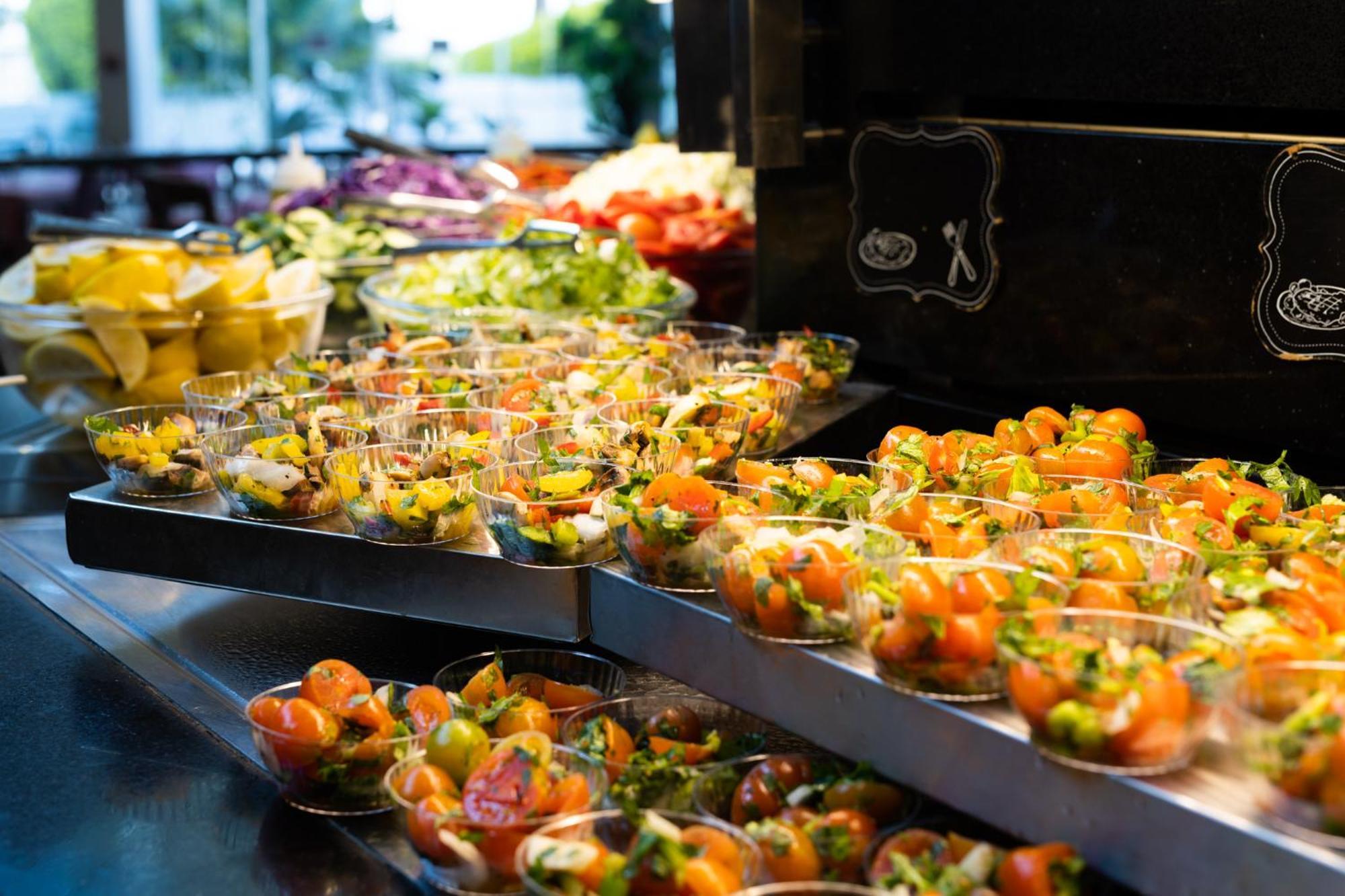 David Dead Sea Resort & Spa Ein Bokek Dış mekan fotoğraf A salad bar