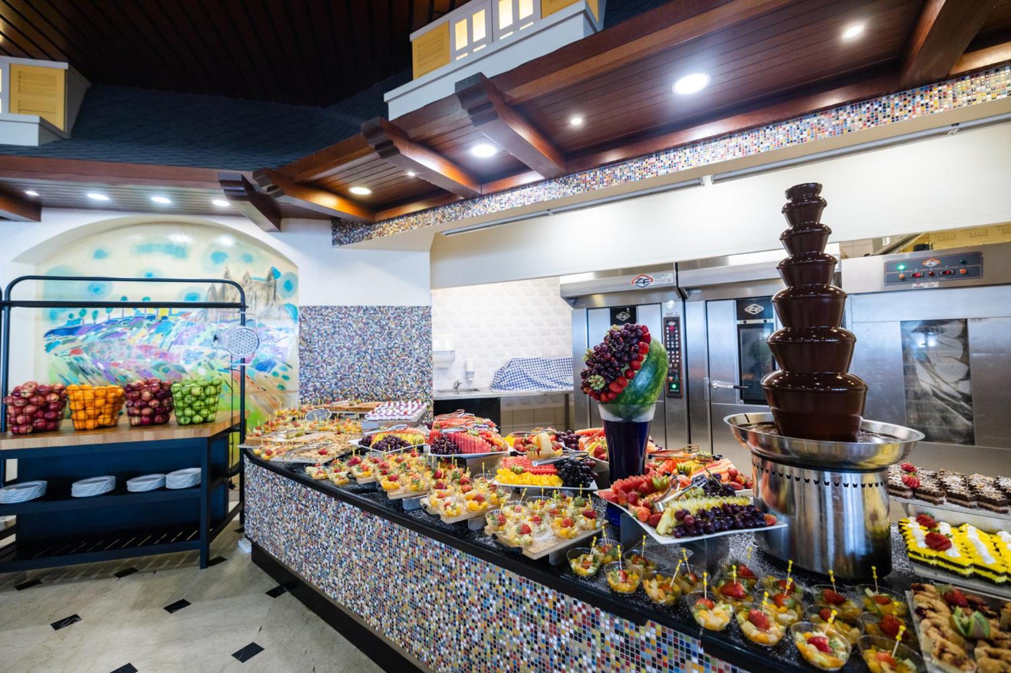 David Dead Sea Resort & Spa Ein Bokek Dış mekan fotoğraf A chocolate fountain at a buffet