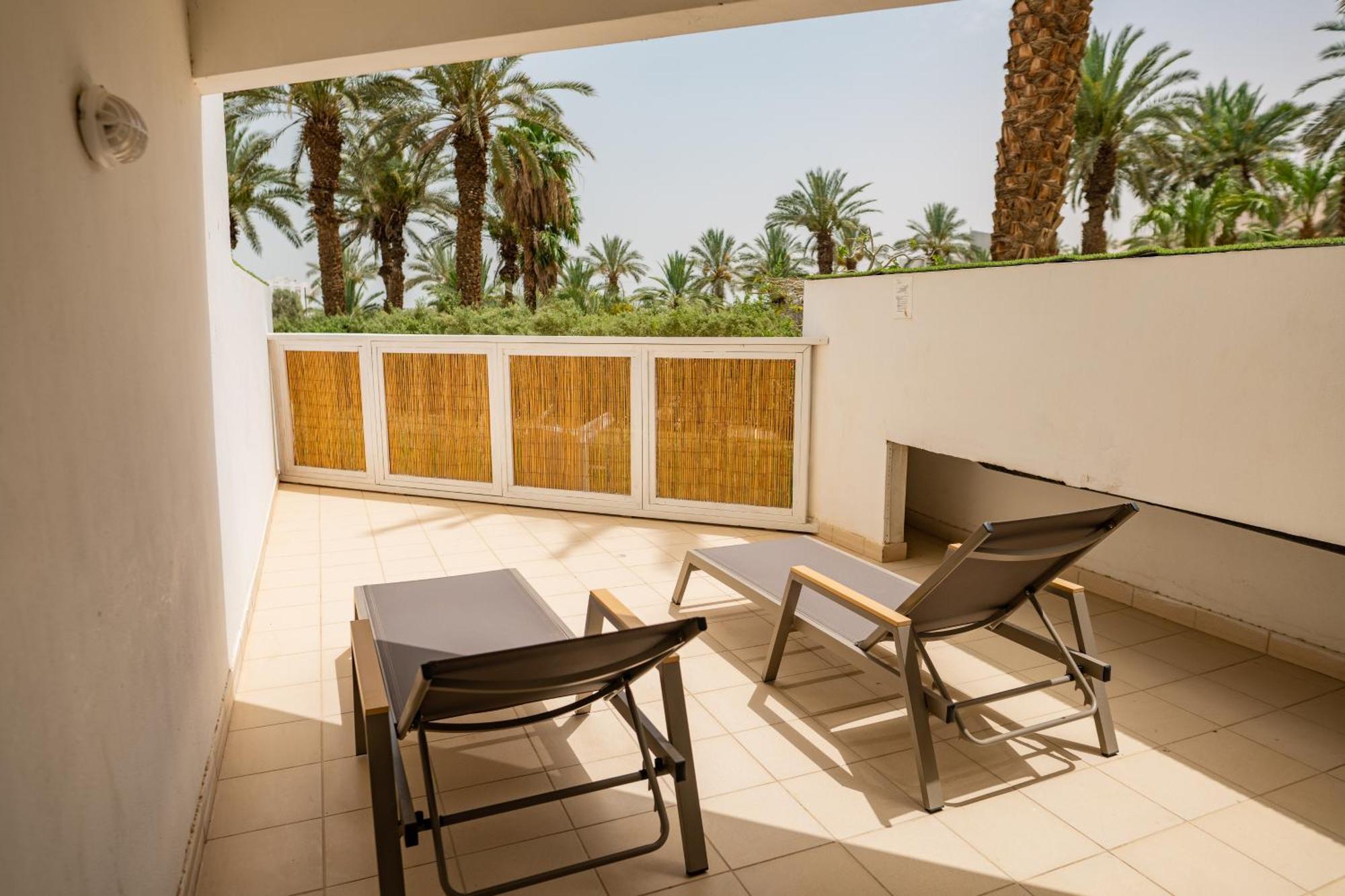 David Dead Sea Resort & Spa Ein Bokek Dış mekan fotoğraf A balcony at the Dead Sea
